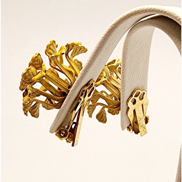 1950s VTG Enameled Flower Earrings Clip-on Yellow Orange Textured Open Retro - Picture 3 of 4